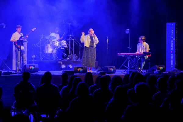Die schwedische Sängerin Emma Nissen tritt am Donnerstag, 4. Juni 2026, an der 22. Ausgabe des Stimmen Festival Ettiswil in der Büelacherhalle in Ettiswil (LU), Schweiz, auf. Das Konzert eröffnet das viertägige Musikfestival. Fotograf: Markus Frömml