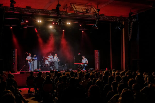 Die schwedische Sängerin Emma Nissen tritt am Donnerstag, 4. Juni 2026, an der 22. Ausgabe des Stimmen Festival Ettiswil in der Büelacherhalle in Ettiswil (LU), Schweiz, auf. Das Konzert eröffnet das viertägige Musikfestival. Fotograf: Markus Frömml