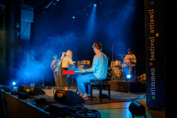 Die schwedische Sängerin Emma Nissen tritt am Donnerstag, 4. Juni 2026, an der 22. Ausgabe des Stimmen Festival Ettiswil in der Büelacherhalle in Ettiswil (LU), Schweiz, auf. Das Konzert eröffnet das viertägige Musikfestival. Fotograf: Markus Frömml