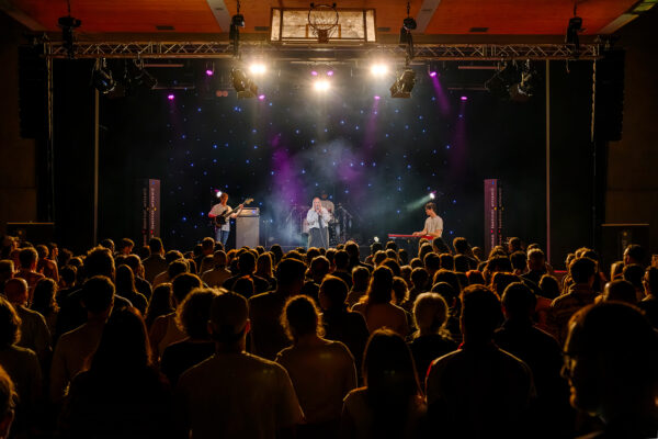 Die schwedische Sängerin Emma Nissen tritt am Donnerstag, 4. Juni 2026, an der 22. Ausgabe des Stimmen Festival Ettiswil in der Büelacherhalle in Ettiswil (LU), Schweiz, auf. Das Konzert eröffnet das viertägige Musikfestival. Fotograf: Markus Frömml