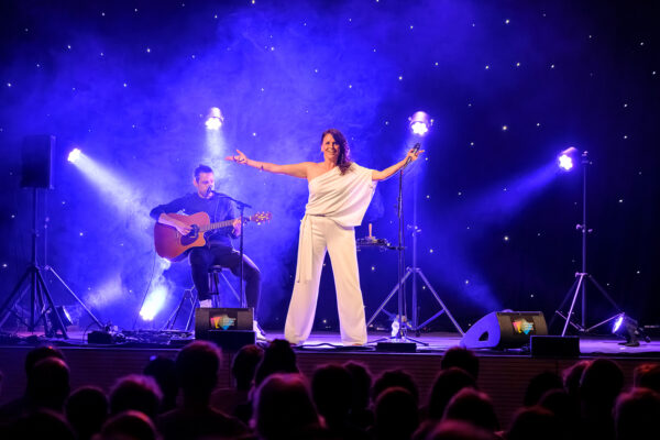 Die Schweizer Sängerin Caroline Chevin tritt am Freitag, 5. Juni 2026,
an der 22. Ausgabe des Stimmen Festival Ettiswil in der Büelacherhalle
in Ettiswil (LU), Schweiz, auf. Fotograf: Markus Frömml