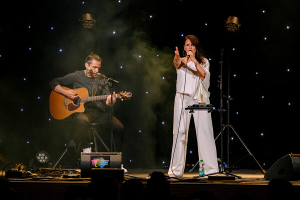 Die Schweizer Sängerin Caroline Chevin tritt am Freitag, 5. Juni 2026,
an der 22. Ausgabe des Stimmen Festival Ettiswil in der Büelacherhalle
in Ettiswil (LU), Schweiz, auf. Fotograf: Markus Frömml