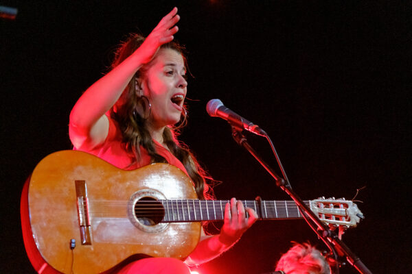 Di spanische Sängerin Anna Colom tritt am Samstag, 6. Juni 2026, an der 22. Ausgabe des Stimmen Festival Ettiswil in der Büelacherhalle in Ettiswil (LU), Schweiz, auf. Fotograf: Markus Frömml