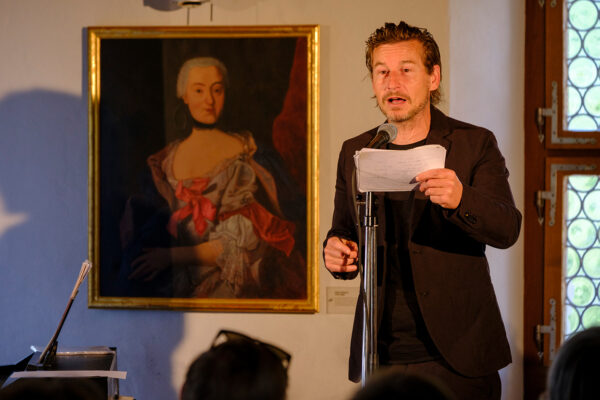 Der Schweizer Autor und Spoken-Word-Künstler Arno Camenisch präsentiert am Sonntag, 7. Juni 2026, eine musikalische Lesung im Schloss Wyher in Ettiswil (LU), Schweiz, im Rahmen des Stimmen Festival Ettiswil.
Fotograf: Markus Frömml