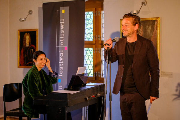 Der Schweizer Autor und Spoken-Word-Künstler Arno Camenisch präsentiert am Sonntag, 7. Juni 2026, eine musikalische Lesung im Schloss Wyher in Ettiswil (LU), Schweiz, im Rahmen des Stimmen Festival Ettiswil.
Fotograf: Markus Frömml