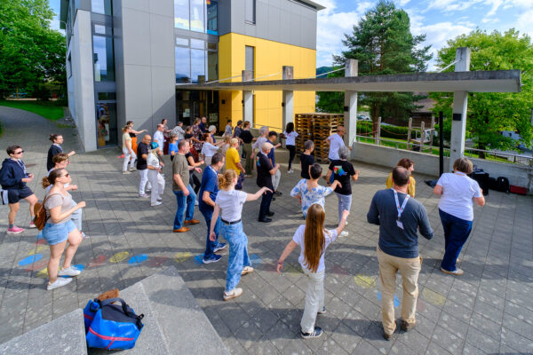 Teilnehmer besuchen den Workshop für Salsa-Tanz am Samstag, 6. Juni 2026, in der Büelacherhalle in Ettiswil (LU), Schweiz. Der Workshop findet im Rahmen des 22. Stimmen Festival Ettiswil statt und wird vom Salsa-Kollektiv Nolosé durchgeführt. Fotograf: Markus Frömml