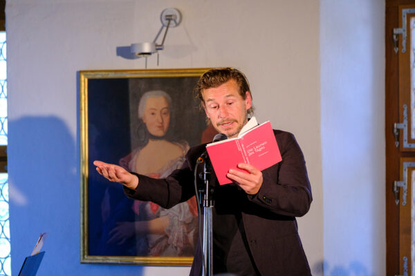 Der Schweizer Autor und Spoken-Word-Künstler Arno Camenisch präsentiert am Sonntag, 7. Juni 2026, eine musikalische Lesung im Schloss Wyher in Ettiswil (LU), Schweiz, im Rahmen des Stimmen Festival Ettiswil. Klavier: Tsovinar Suflyan. Fotograf: Markus Frömml
