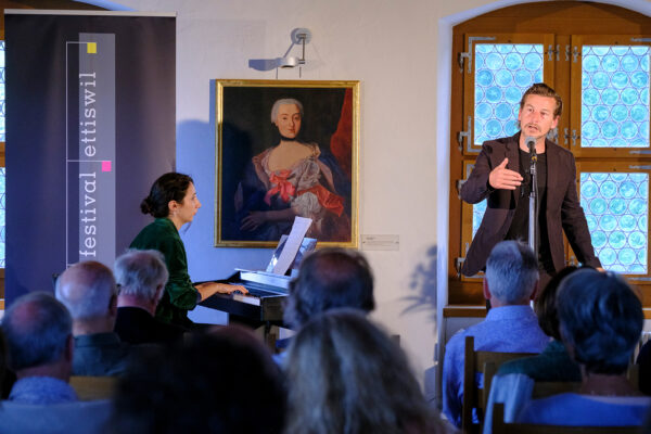 Der Schweizer Autor und Spoken-Word-Künstler Arno Camenisch präsentiert am Sonntag, 7. Juni 2026, eine musikalische Lesung im Schloss Wyher in Ettiswil (LU), Schweiz, im Rahmen des Stimmen Festival Ettiswil. Klavier: Tsovinar Suflyan. Fotograf: Markus Frömml