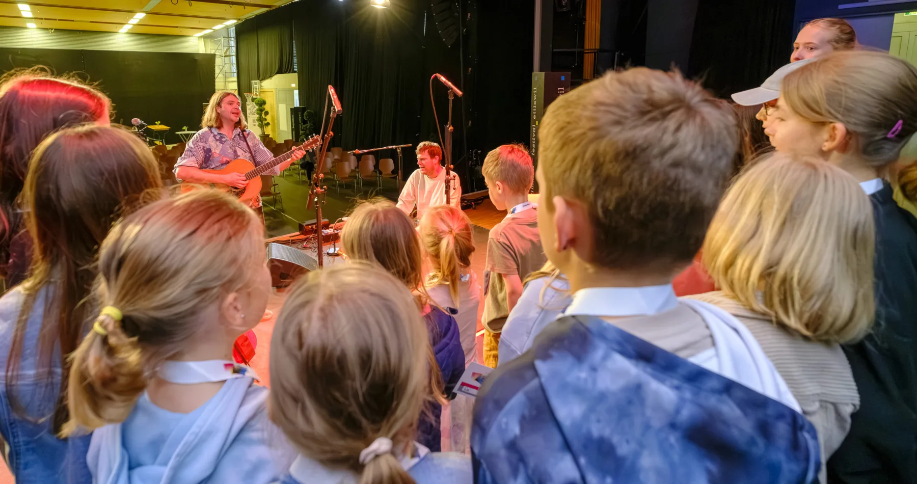 Workshop mit Laurent & Max vor ihrem Familienkonzert am Samstag, 6. Juni 2026, im Rahmen des Stimmen Festival Ettiswil in Ettiswil (LU), Schweiz, auf. Fotograf: Markus Frömml
