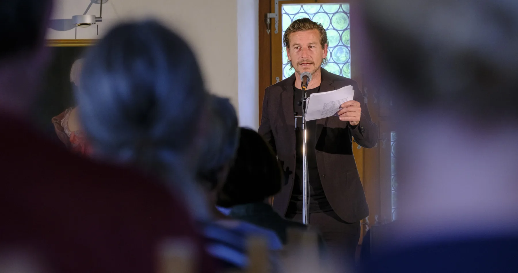 Der Schweizer Autor und Spoken-Word-Künstler Arno Camenisch präsentiert am Sonntag, 7. Juni 2026, eine musikalische Lesung im Schloss Wyher in Ettiswil (LU), Schweiz, im Rahmen des Stimmen Festival Ettiswil. Klavier: Tsovinar Suflyan. Fotograf: Markus Frömml