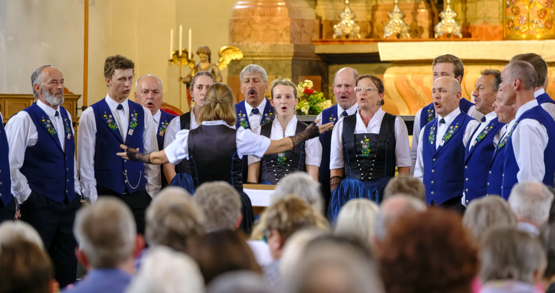 Das Jodlerchörli Geuensee und Organist Wolfgang Sieber gestalten am Sonntag, 7. Juni 2026, die Jodlermesse in der Pfarrkirche Ettiswil (LU), Schweiz, als Teil des Stimmen Festival Ettiswil. Fotograf: Markus Frömml