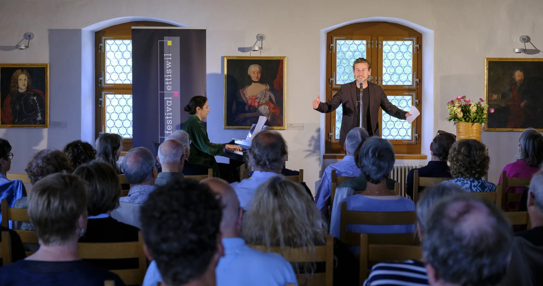 Der Schweizer Autor und Spoken-Word-Künstler Arno Camenisch präsentiert am Sonntag, 7. Juni 2026, eine musikalische Lesung im Schloss Wyher in Ettiswil (LU), Schweiz, im Rahmen des Stimmen Festival Ettiswil. Klavier: Tsovinar Suflyan. Fotograf: Markus Frömml