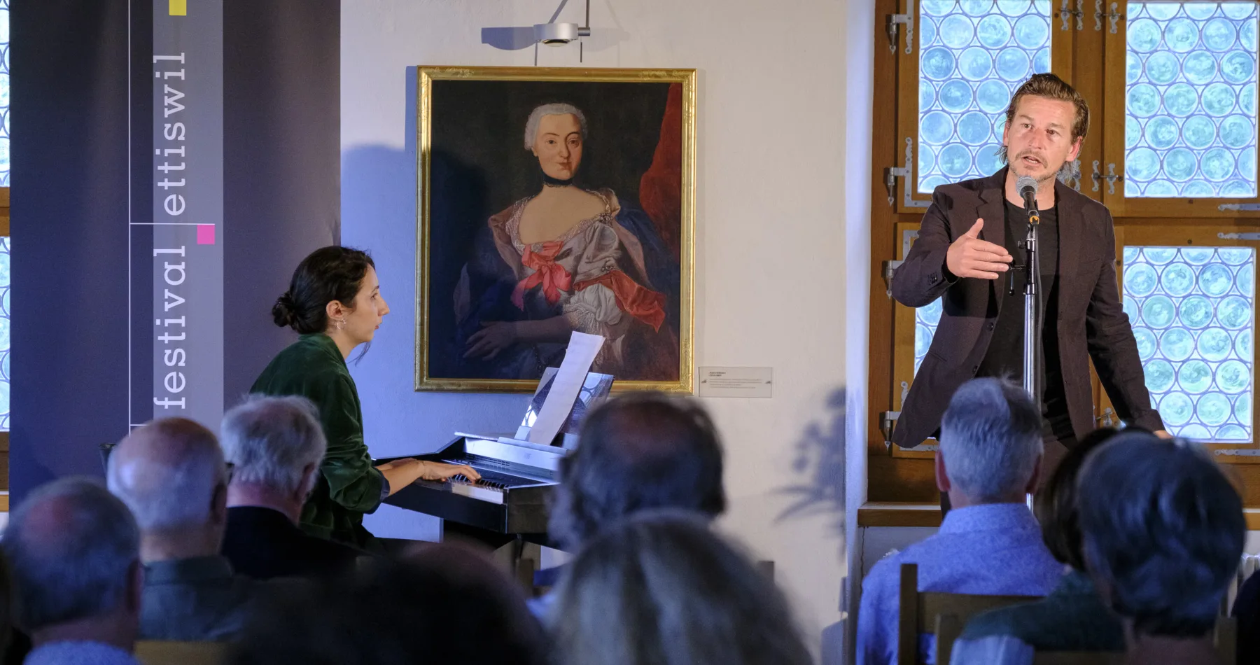Der Schweizer Autor und Spoken-Word-Künstler Arno Camenisch präsentiert am Sonntag, 7. Juni 2026, eine musikalische Lesung im Schloss Wyher in Ettiswil (LU), Schweiz, im Rahmen des Stimmen Festival Ettiswil. Klavier: Tsovinar Suflyan. Fotograf: Markus Frömml