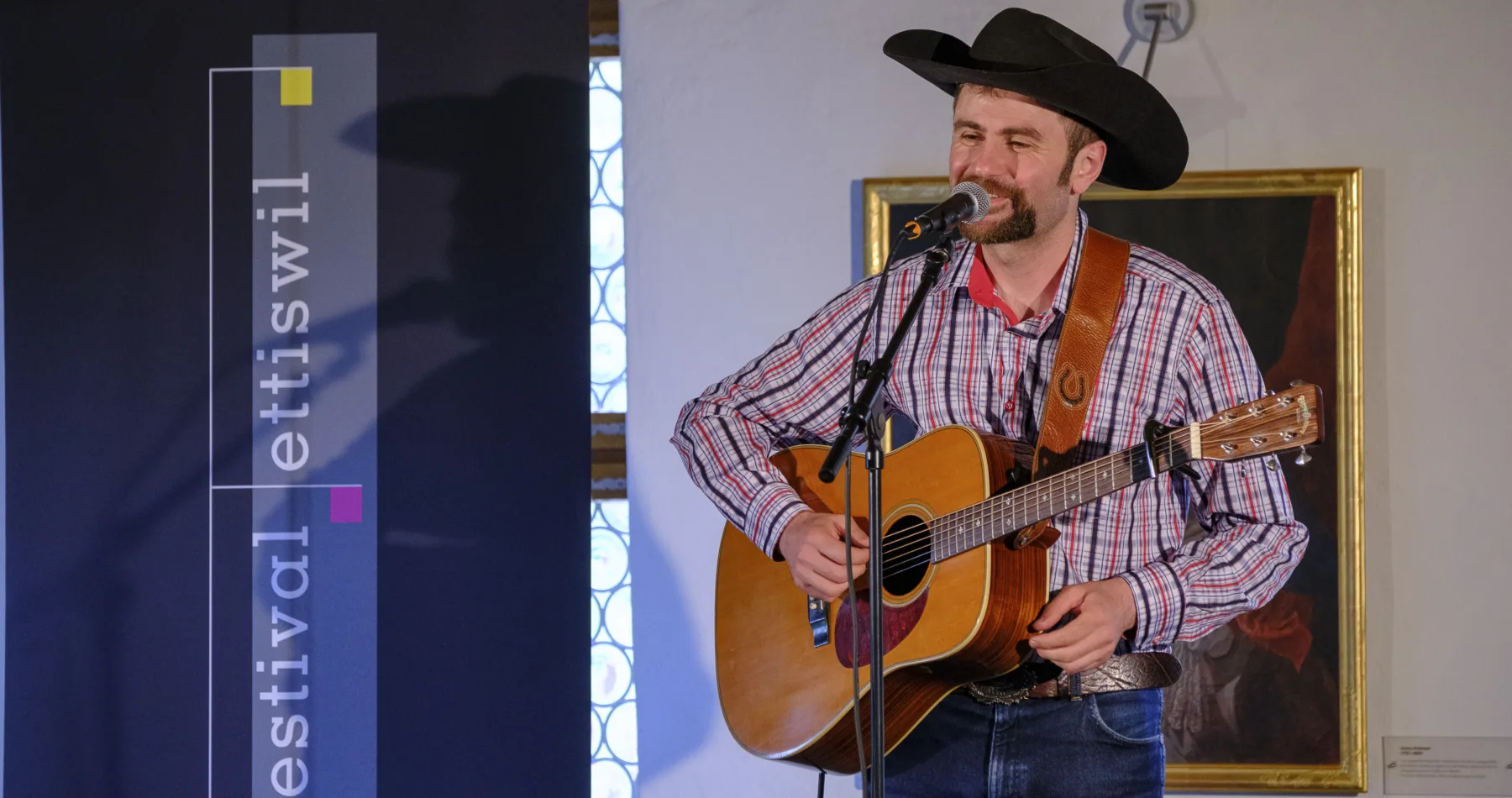 Der georgische Singer-Songwriter Shota Adamashvili tritt am Sonntag, 7.
Juni 2026, im Schloss Wyher in Ettiswil (LU), Schweiz, im Rahmen des
Stimmen Festival Ettiswil auf. Fotograf: Markus Frömml